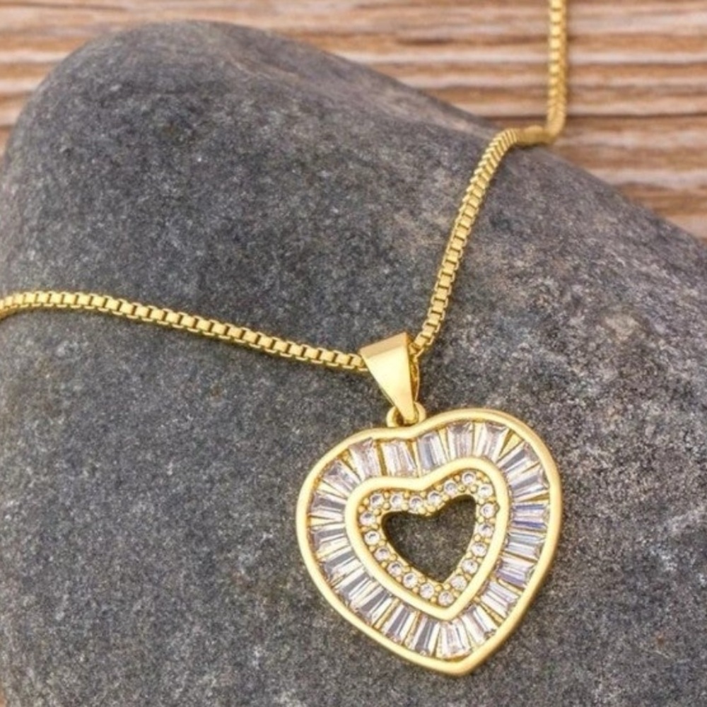18k  Necklace Heart Moisonite stones!